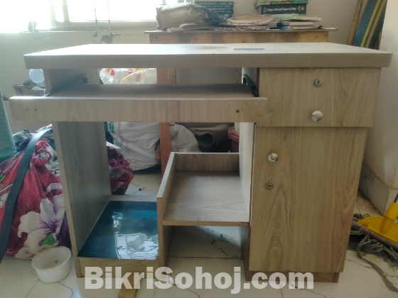 কম্পিউটার সেটআপ টেবিল